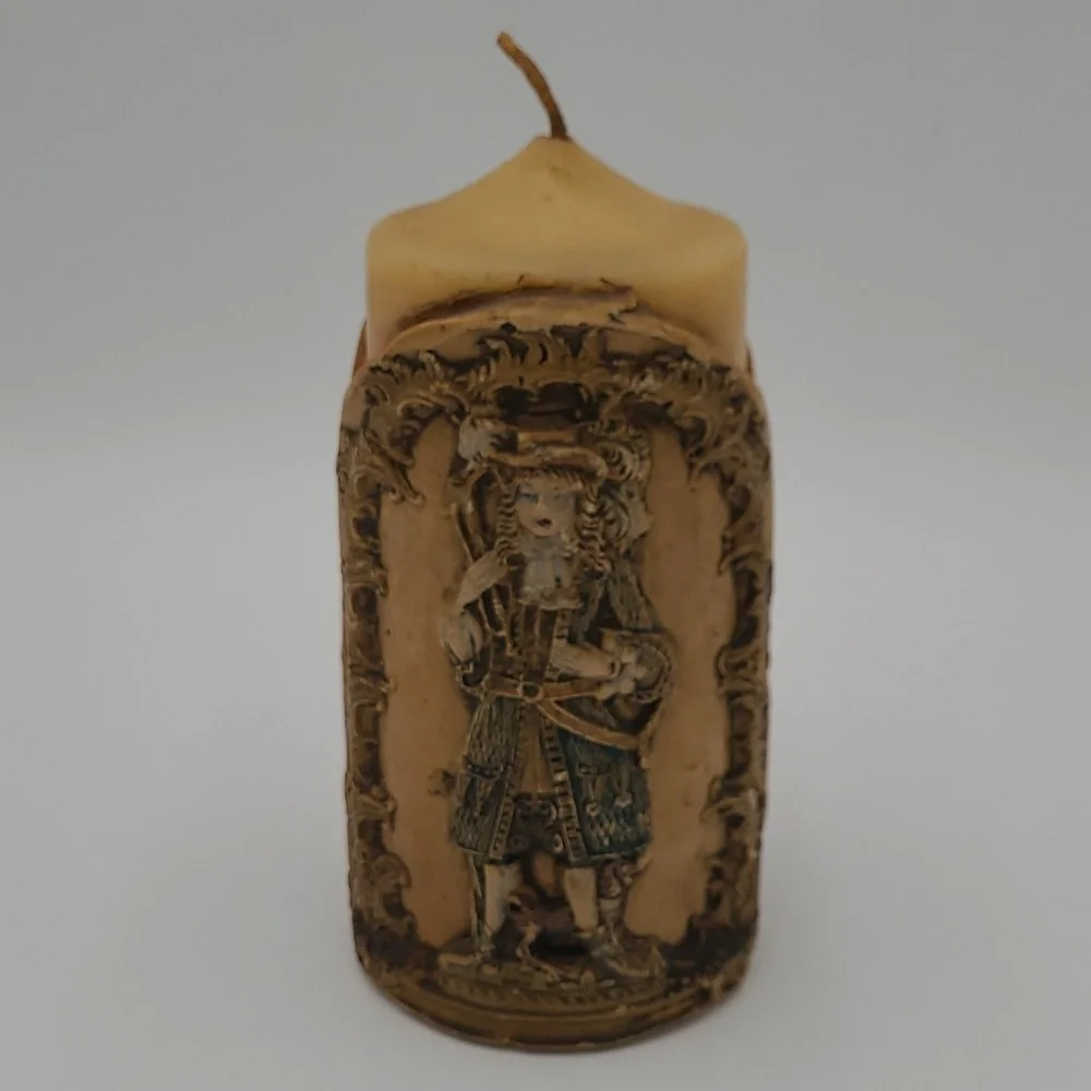 Vintage‎ Embossed Candle